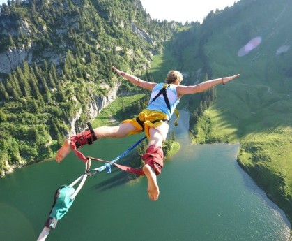 华体会网页版-4×100米混合接力队伍配合默契，混合接力比赛